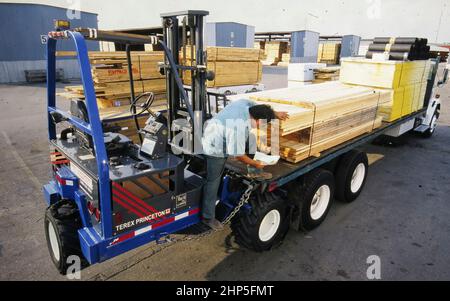 Austin Texas USA, agosto 2001: Il dipendente carica un ordine su un rimorchio per la consegna a casa-posseduta cantiere di legname e società di legname. ©Bob Daemmrich Foto Stock