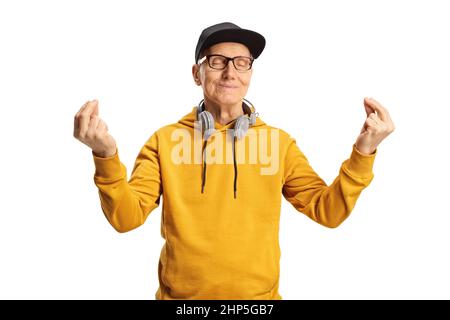 Eldermly uomo con cuffie intorno al collo e un cappuccio in una meditazione posa isolata su sfondo bianco Foto Stock