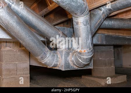 Condotti HVAC, condotto dell'aria, nell'area ridotta della casa. Pulizia dei condotti, riparazione dei forni e manutenzione a domicilio. Foto Stock