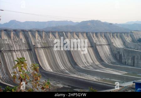 DIGA DI SADAR SAROVAR sul fiume Narmada nello Stato del Gujarat, India, in fase di costruzione di altezza aumentata nel 2006 Foto Stock