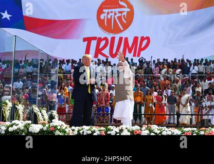 IL PRESIDENTE DEGLI STATI UNITI DONALD TRUMP in un raduno di benvenuto ad Ahmedabad, India, con il Presidente indiano Narendra modi, 24 febbraio 2020. Foto Stock