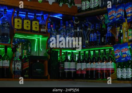 Jarabacoa, repubblica Dominicana - 10072021. Le foto mostrano il minibar con un'enorme quantità di bevande alcoliche. Si può vedere che l'alcol è situato sugli scaffali Foto Stock