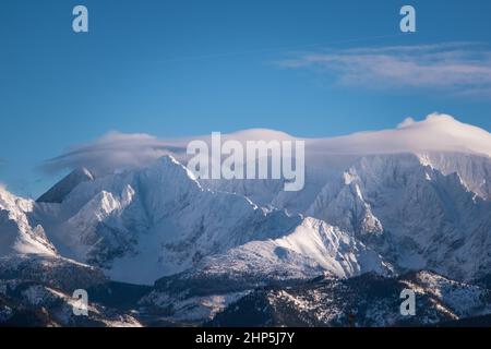 Bella vista dei Tatra polacchi in paesaggio invernale. Cime di montagna sullo sfondo di cielo nuvoloso. Vista sulle cime più alte coperte di neve Foto Stock