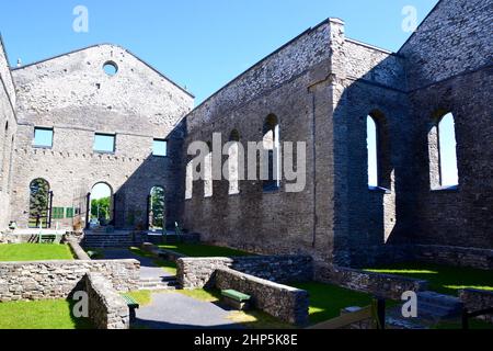 Rovine della chiesa cattolica di San Raffaello con ombre scure fuse da pareti su interni luminosi Foto Stock