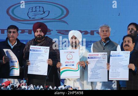 CHANDIGARH, INDIA - FEBBRAIO 18: Il Ministro capo del Punjab, Charanjit Singh Channi e Punjab Pradesh, il Presidente del Congresso Navjot Singh Sidhu, insieme al leader senior Sunil Jakhar e altri, rilasciano Manifesto del Partito per l'elezione dell'Assemblea del Punjab al Congresso del Punjab, Bhawan, il 18 febbraio 2022 a Chandigarh, India. Le elezioni dell'Assemblea legislativa del Punjab del 2022 si terranno a Punjab il 20 febbraio 2022 per eleggere i 117 membri dell'Assemblea legislativa del Punjab del 16th. I voti saranno conteggiati e i risultati saranno dichiarati il 10 marzo 2022. (Foto di Ravi Kumar/Hindustan Times/Sipa USA Foto Stock