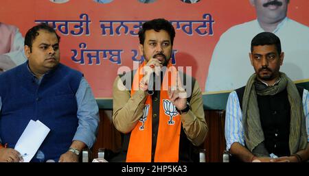 Chandigarh, India. 18th Feb 2022. CHANDIGARH, INDIA - 18 FEBBRAIO: Il ministro dell'Unione Anurag Thakur interagisce con i media durante una conferenza stampa presso l'ufficio del Punjab Bharatiya Janata Party (BJP) il 18 febbraio 2022 a Chandigarh, India. Le elezioni dell'Assemblea legislativa del Punjab del 2022 si terranno a Punjab il 20 febbraio 2022 per eleggere i 117 membri dell'Assemblea legislativa del Punjab del 16th. I voti saranno conteggiati e i risultati saranno dichiarati il 10 marzo 2022. (Foto di Ravi Kumar/Hindustan Times/Sipa USA) Credit: Sipa USA/Alamy Live News Foto Stock