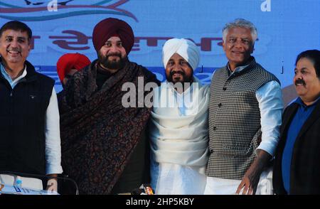 CHANDIGARH, INDIA - FEBBRAIO 18: Il primo Ministro del Punjab, Charanjit Singh Channi e il Presidente del Congresso del Punjab Pradesh, Navjot Singh Sidhu, insieme al leader senior Sunil Jakhar e altri dopo aver rilasciato il Manifesto del Partito per l'elezione dell'Assemblea del Punjab al Congresso del Punjab, Bhawan, il 18 febbraio 2022 a Chandigarh, India. Le elezioni dell'Assemblea legislativa del Punjab del 2022 si terranno a Punjab il 20 febbraio 2022 per eleggere i 117 membri dell'Assemblea legislativa del Punjab del 16th. I voti saranno conteggiati e i risultati saranno dichiarati il 10 marzo 2022. (Foto di Ravi Kumar/Hindustan Times/ Foto Stock