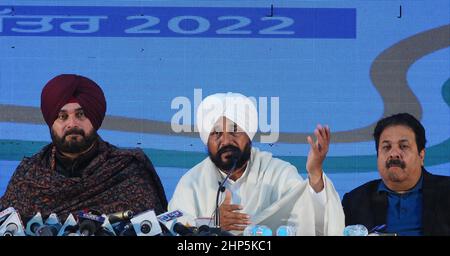 CHANDIGARH, INDIA - FEBBRAIO 18: Il Ministro capo del Punjab, Charanjit Singh Channi e il Presidente del Congresso del Punjab Pradesh, Navjot Singh Sidhu, con altri leader, durante una conferenza stampa al Congresso del Punjab, Bhawan, il 18 febbraio 2022 a Chandigarh, India. Le elezioni dell'Assemblea legislativa del Punjab del 2022 si terranno a Punjab il 20 febbraio 2022 per eleggere i 117 membri dell'Assemblea legislativa del Punjab del 16th. I voti saranno conteggiati e i risultati saranno dichiarati il 10 marzo 2022. (Foto di Ravi Kumar/Hindustan Times/Sipa USA) Foto Stock