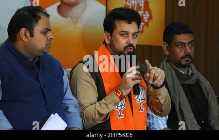 Chandigarh, India. 18th Feb 2022. CHANDIGARH, INDIA - 18 FEBBRAIO: Il ministro dell'Unione Anurag Thakur interagisce con i media durante una conferenza stampa presso l'ufficio del Punjab Bharatiya Janata Party (BJP) il 18 febbraio 2022 a Chandigarh, India. Le elezioni dell'Assemblea legislativa del Punjab del 2022 si terranno a Punjab il 20 febbraio 2022 per eleggere i 117 membri dell'Assemblea legislativa del Punjab del 16th. I voti saranno conteggiati e i risultati saranno dichiarati il 10 marzo 2022. (Foto di Ravi Kumar/Hindustan Times/Sipa USA) Credit: Sipa USA/Alamy Live News Foto Stock