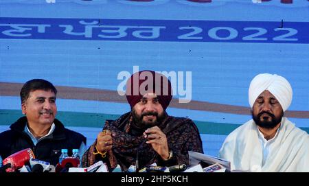 CHANDIGARH, INDIA - FEBBRAIO 18: Il Ministro capo del Punjab, Charanjit Singh Channi e il Presidente del Congresso del Punjab Pradesh, Navjot Singh Sidhu, con altri leader, durante una conferenza stampa al Congresso del Punjab, Bhawan, il 18 febbraio 2022 a Chandigarh, India. Le elezioni dell'Assemblea legislativa del Punjab del 2022 si terranno a Punjab il 20 febbraio 2022 per eleggere i 117 membri dell'Assemblea legislativa del Punjab del 16th. I voti saranno conteggiati e i risultati saranno dichiarati il 10 marzo 2022. (Foto di Ravi Kumar/Hindustan Times/Sipa USA) Foto Stock