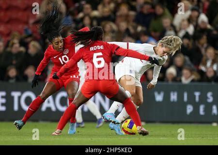 MIDDLESBROUGH, REGNO UNITO. FEBBRAIO 17th Rachel Daly d'Inghilterra in azione con Deanne Rose of Canada durante la partita di Arnold Clark Cup tra Inghilterra Women e Canada al Riverside Stadium di Middlesbrough giovedì 17th febbraio 2022. (Credit: Mark Fletcher | MI News) Credit: MI News & Sport /Alamy Live News Foto Stock