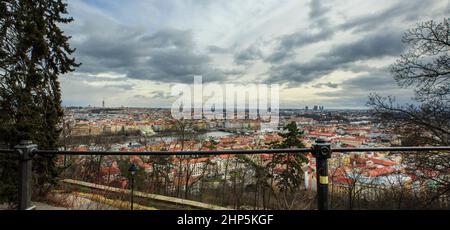 Una vista dalla collina di petrin che guarda sul fiume Moldava verso la Torre V e il quartiere degli affari, sui tetti rossi della città vecchia, Praga, Repubblica Ceca Foto Stock