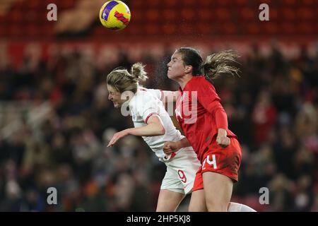 MIDDLESBROUGH, REGNO UNITO. FEBBRAIO 17th Vanessa Gilles in Canada contesta un header con Ellen White in Inghilterra durante la partita di Arnold Clark Cup tra Inghilterra Women e Canada al Riverside Stadium di Middlesbrough giovedì 17th febbraio 2022. (Credit: Mark Fletcher | MI News) Credit: MI News & Sport /Alamy Live News Foto Stock