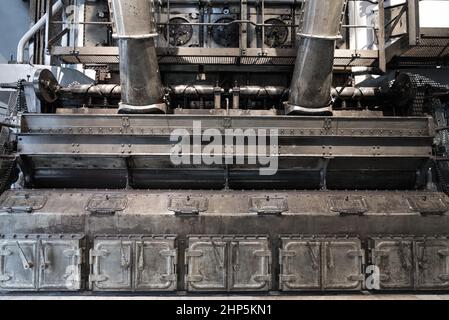 Primo piano dettaglio della fornace principale della centrale elettrica a carbone industriale d'epoca con lati grungi, bocche e tubi del vapore Foto Stock