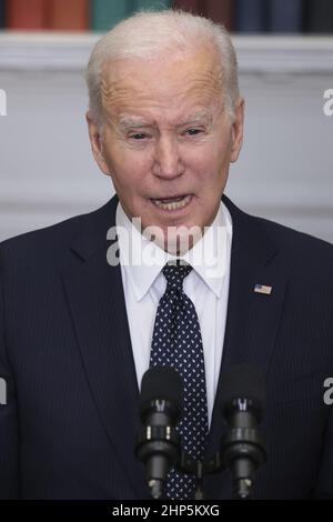 Washington, Stati Uniti. 18th Feb 2022. Il Presidente Joe Biden fornisce un aggiornamento sull'accumulo di truppe militari russe al confine con l'Ucraina e sui continui sforzi per perseguire la dissuasione e la diplomazia dalla Sala Roosevelt della Casa Bianca a Washington, DC venerdì 18 febbraio 2022. Foto di Oliver Contreras/UPI Credit: UPI/Alamy Live News Foto Stock