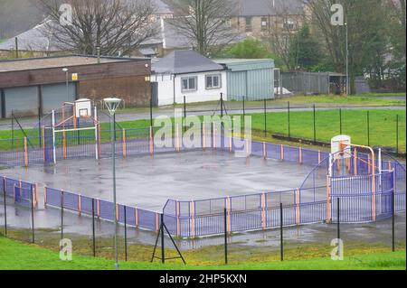 Campo da pallacanestro all'aperto nel parco giochi pubblico Foto Stock