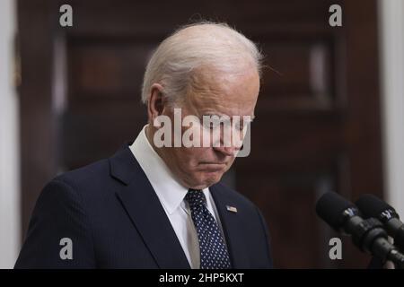 Washington, Stati Uniti. 18th Feb 2022. Il Presidente Joe Biden fornisce un aggiornamento sull'accumulo di truppe militari russe al confine con l'Ucraina e sui continui sforzi per perseguire la dissuasione e la diplomazia dalla Sala Roosevelt della Casa Bianca a Washington, DC venerdì 18 febbraio 2022. Foto di Oliver Contreras/UPI Credit: UPI/Alamy Live News Foto Stock