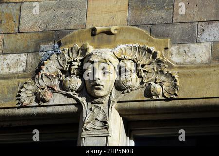 Scultura di Ceres o uomo verde o bella donna o dea sopra l'Hostinec U Zlate Kotvy Restaurant in via Nerudova, Vysehrad, Praga, ceco. Foto Stock
