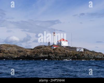 Faro di Trial Islands lungo la costa rocciosa della British Columbia Foto Stock