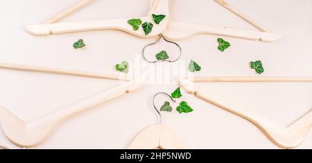 Hangers con piante su sfondo bianco con copy space.consupmtion rispettoso dell'ambiente in shopping.Recycling o zero concetto di spreco Foto Stock