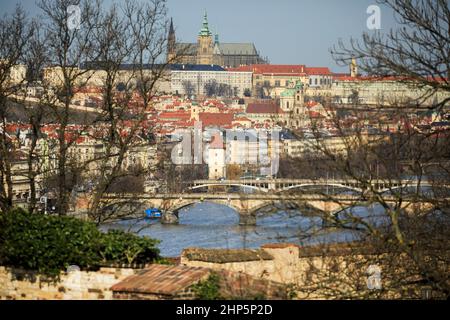 Vista della Cattedrale di San Vito, Mala Strana, Castello di Praga, Ponte Carlo sul fiume Moldava, dalla Fortezza di Vysehrad, Praga, Repubblica Ceca Foto Stock