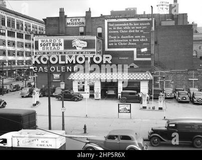 Stazione di benzina e missione del Vangelo, Cleveland, Ohio, Stati Uniti, John Vachon, U.S. Office of War Information/U.S. Farm Security Administration, agosto 1937 Foto Stock