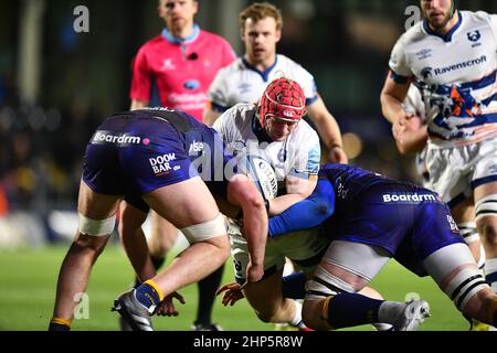 Worcester, Regno Unito. 18th Feb 2022. Harry Thacker of Bristol Bears è stato tirato giù da 2 Warriors durante la partita di rugby Gallagher Premiership tra Worcester Warriors e Bristol Rugby al Sixways Stadium di Worcester, Inghilterra, il 18 febbraio 2022. Foto di Scott Boulton. Solo per uso editoriale, licenza richiesta per uso commerciale. Nessun utilizzo nelle scommesse, nei giochi o nelle pubblicazioni di un singolo club/campionato/giocatore. Credit: UK Sports Pics Ltd/Alamy Live News Foto Stock