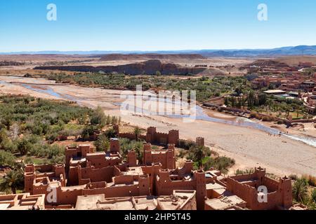 Veduta aerea della valle di Ounila dalla collina che domina l'alto (villaggio fortificato) di Ait Benhaddou (provincia di Ouarzazate), Marocco. Foto Stock