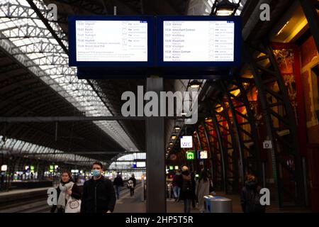 Amsterdam, Paesi Bassi. 18th Feb 2022. Gli schermi di una stazione ferroviaria mostrano che il servizio ferroviario interurbano e internazionale è stato annullato a causa di Storm Eunice ad Amsterdam, Paesi Bassi, il 18 febbraio 2022. Storm Eunice ha colpito i Paesi Bassi venerdì. Credit: Sylvia Lederer/Xinhua/Alamy Live News Foto Stock