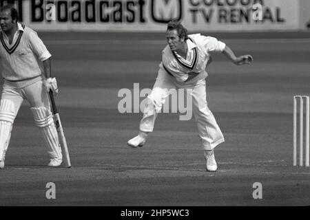 Ken Higgs bowling per Leicestershire nella John Player League (Sunday League, 40 over) contro Surrey, all'Oval, Londra, Inghilterra 7 maggio 1978. La pastella non-colpisce è Intikhab Alam. Foto Stock