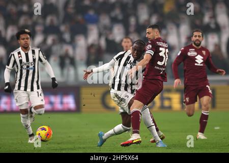 Torino, 18th febbraio 2022. Weston McKennie di Juventus e Ricardo Rodriguez del Torino FC guardano come Rolando Mandragora del Torino FC si combatta con Denis Zakaria di Juventus durante la serie A allo Stadio Allianz di Torino. Il credito d'immagine dovrebbe essere: Jonathan Moscrop / Sportimage Foto Stock