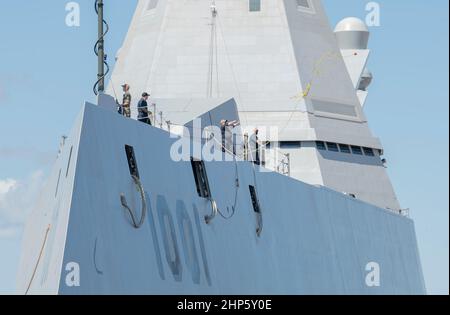 Cacciatorpediniere di classe Zumwalt, USS Michael Monsoor (DDG 1001), visita Joint base Pearl Harbor-Hickam mentre opera nella flotta USA 3rd il 17 febbraio 2022. L'USS Michael Monsoor è nominato in onore del Master-atArms 2nd Classe (SIGILLO) Michael Monsoor, che è stato postumamente premiato la Medaglia d'onore per le sue azioni eroiche mentre servendo a Ramadi, Iraq, nel 2006. (STATI UNITI Navy foto di Jason Treffry) Foto Stock