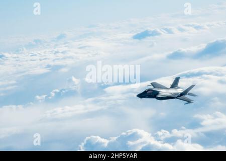 Un velivolo del corpo Marino F-35B Lightning II assegnato al Marine Fighter Attack Squadron 242 dalla Marine Corps Air Station Iwakuni, Giappone, vola sull'Oceano Pacifico durante una missione di addestramento congiunta di rifornimento, il 16 febbraio 2022. Il F-35B Lightning II, un jet da caccia di quinta generazione, ha fatto la storia come il primo aereo operativo supersonico a breve decollo e atterraggio verticale. (STATI UNITI Air Force foto di Airman 1st Classe Anna Nolte) Foto Stock