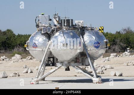 La versione beta del prototipo di Project Morpheus viene vista dopo essere atterrata su un apposito pad all'interno della tecnologia di atterraggio autonomo e di prevenzione dei pericoli, o ALHAT, campo di rischio all'estremità nord della struttura di atterraggio navetta presso il Kennedy Space Center della NASA in Florida ca. 2014 Foto Stock