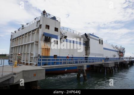 La United Launch Alliance (ULA) Mariner arriva a Port Canaveral in Florida portando un booster a razzo Atlas V diretto alla vicina stazione dell'aeronautica di Cape Canaveral. Il razzo è programmato per lanciare il satellite Tracking and Data Relay, TDRS-M. Foto Stock