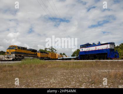 La NASA Railroad (a destra) è pronta per lo scambio delle auto della Florida East Coast Railway che trasportano i segmenti di richiamo per il razzo di prova Ares i-X ca. 2009 Foto Stock