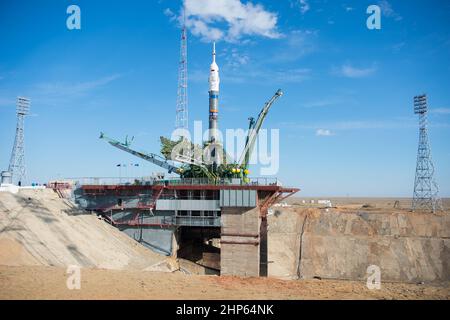 I bracci del gantry iniziano a chiudersi intorno alla navicella spaziale Soyuz TMA-14M per fissare il razzo al pattino di lancio 23 settembre 2014 al Cossodrome Baikonur in Kazakhstan. Foto Stock
