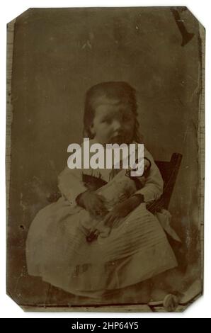 Antica fotografia di circa 1860 tintype, ragazza giovane con la sua bambola. Località sconosciuta, Stati Uniti. FONTE: TINTYPE ORIGINALE Foto Stock