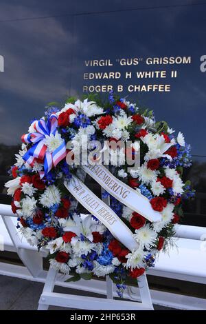 Dopo la cerimonia del giorno della memoria della NASA del Kennedy Space Center, i membri della famiglia degli astronauti caduti hanno collocato una corona al Memorial Space Mirror. Il monumento include i nomi degli astronauti caduti dall'Apollo 1, dal Challenger e dalla Columbia, nonché gli astronauti che sono morti durante gli allenamenti e gli incidenti aerei commerciali sono emblati sulla superficie di granito nero lucido, alta 45 piedi per 50 piedi. Foto Stock