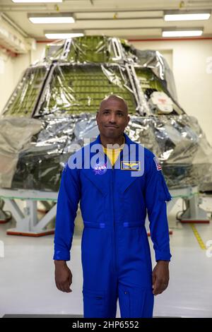 L'astronauta della NASA Victor Glover si trova all'interno del Neil A. Armstrong Operations and Checkout Building del Kennedy Space Center il 15 luglio 2021, vicino al modulo dell'equipaggio per la missione Artemis II dell'agenzia. Artemis getterà le basi per una presenza duratura sulla superficie lunare. La NASA userà la Luna per convalidare i sistemi e le operazioni spaziali profonde prima di intraprendere un viaggio umano verso Marte. Foto Stock