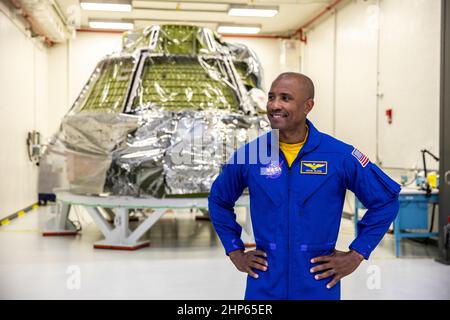 L'astronauta della NASA Victor Glover si trova all'interno del Neil A. Armstrong Operations and Checkout Building del Kennedy Space Center il 15 luglio 2021, vicino al modulo dell'equipaggio per la missione Artemis II dell'agenzia. Artemis getterà le basi per una presenza duratura sulla superficie lunare. La NASA userà la Luna per convalidare i sistemi e le operazioni spaziali profonde prima di intraprendere un viaggio umano verso Marte. Foto Stock