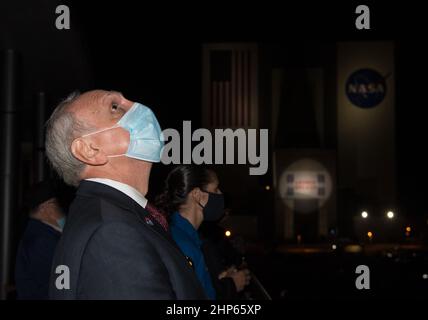 Steve Jurczyk, amministratore della NASA, guarda il lancio di un razzo SpaceX Falcon 9 che trasporta la navicella spaziale Crew Dragon della NASA sulla missione SpaceX Crew-2 con gli astronauti della NASA Shane Kimbrough e Megan McArthur, ESA (Agenzia spaziale europea), l'astronauta Thomas Pesquet, E l’astronauta Akihiko Hoshide dell’Agenzia di esplorazione aerospaziale giapponese (JAXA) a bordo, venerdì 23 aprile 2021, dal balcone dell’edificio di supporto operativo II presso il Kennedy Space Center della NASA in Florida. Foto Stock