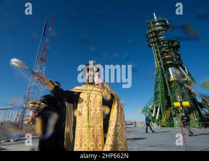 Un prete ortodosso benedice i membri dei mezzi di comunicazione alla piattaforma di lancio di Baikonur Cosmodrome sabato 22 novembre 2014, in Kazakistan. Foto Stock