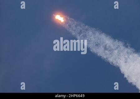Un razzo SpaceX Falcon 9 vola nel cielo dopo essere stato sollevato dal Launch Complex 39A al Kennedy Space Center in Florida alle 11:17 del mattino (EST) il 6 dicembre 2020. Foto Stock