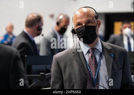 Michael Hess, direttore associato del Johnson Space Center della NASA, controlla il lancio di un razzo SpaceX Falcon 9 che trasporta la navicella spaziale Crew Dragon della NASA sulla missione SpaceX Crew-1 della NASA con gli astronauti Mike Hopkins, Victor Glover, Shannon Walker, E l’astronauta Soichi Noguchi dell’Agenzia per l’esplorazione aerospaziale giapponese (JAXA) a bordo, domenica 15 novembre 2020, nella sala dei licenziamenti quattro del Launch Control Center presso il Kennedy Space Center della NASA in Florida. Foto Stock