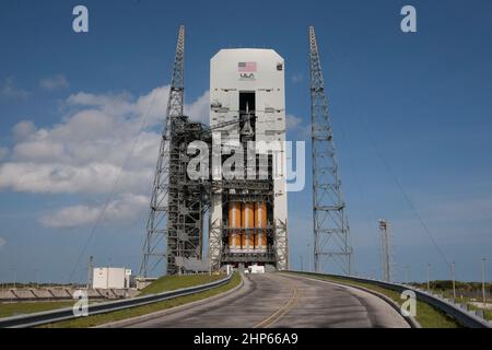 Con le porte di accesso al complesso Space Launch 37 aperte, lo stack Orion e Delta IV Heavy è visibile nella sua interezza all'interno della Mobile Service Tower, dove il veicolo è in fase di preparazione al lancio ca. 2014 Foto Stock