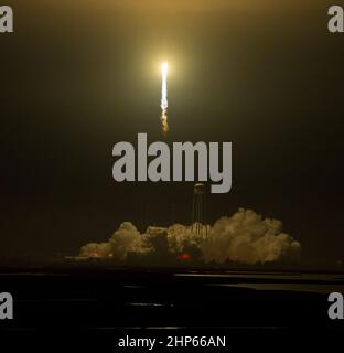 Il razzo Orbital ATK Antares, con la navicella spaziale Cygnus a bordo, parte da Pad-0A, lunedì 21 maggio 2018 presso la struttura di volo Wallops della NASA in Virginia. La nona missione di rifornimento di carico con la NASA presso la Stazione spaziale Internazionale di Orbital ATK consegnerà circa 7.400 libbre di scienza e ricerca, forniture di equipaggio e hardware per veicoli al laboratorio orbitale e al suo equipaggio. Foto Stock