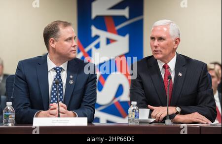 L'amministratore della NASA Jim Bridenstine, di sinistra, e il vicepresidente Mike Pence, incontrano la leadership della NASA lunedì 23 aprile 2018 presso la sede centrale della NASA a Washington. Bridenstine è stata giurata dal Vice Presidente come Amministratore della NASA nel 13th. Foto Stock