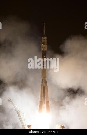 Il razzo Soyuz TMA-14M viene lanciato dal Cosmodrome Baikonur in Kazakistan venerdì 26 settembre 2014 con spedizione 41 Comandante Soyuz Alexander Samokutyaev dell'Agenzia spaziale Federale Russa (Roscosmos), ingegnere di volo Barry Wilmore della NASA, E l'ingegnere di volo Elena Serova di Roscosmos in orbita per iniziare la loro missione di cinque mesi e mezzo sulla Stazione spaziale Internazionale. Foto Stock