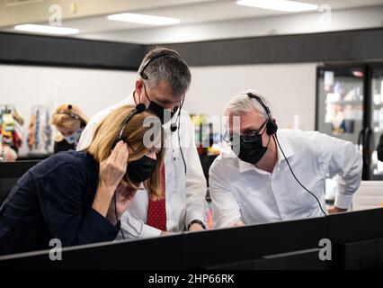 Kathy Lueders, Amministratore associato della direzione della missione esplorazione umana e operazioni, a sinistra; Steve Stich, responsabile del programma per il team commerciale della NASA, centro, e Benji Reed, direttore della gestione della missione dell'equipaggio presso SpaceX, monitorano il lancio di un razzo SpaceX Falcon 9 Foto Stock